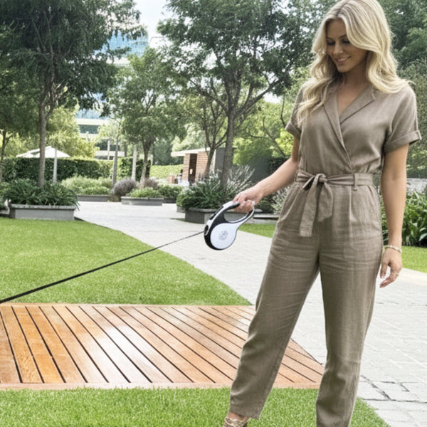 White Retractable Dog Leash with Poop Bag Dispenser - Daizzy Gear - Stylish Accessories for Dogs